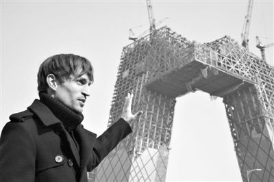 2008年2月，建筑師奧雷·舍人在中央電視臺新址大樓的工地外。圖/CFP