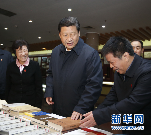 26日上午，習(xí)近平在孔子研究院參觀考察。新華社記者鞠鵬 攝