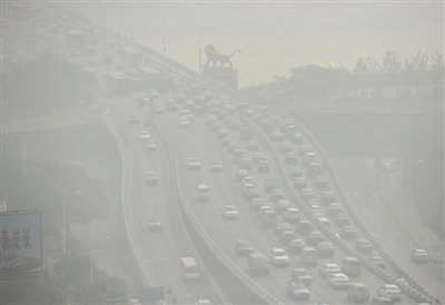昨日，南昌市八一大橋被霧霾籠罩。 新華社發(fā)