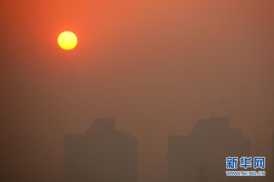 這是12月2日清晨拍攝的霧霾籠罩的江蘇省揚(yáng)州市景觀。