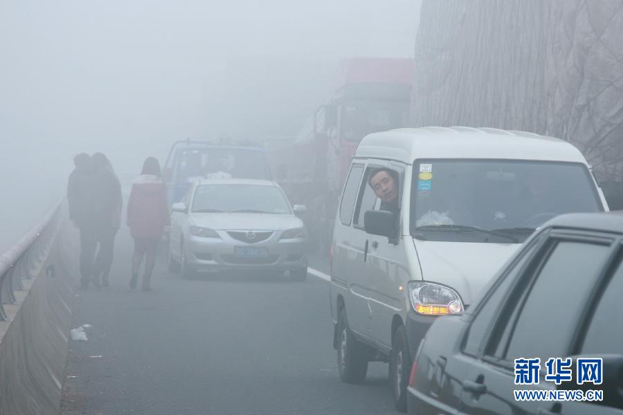 12月4日，滬陜高速揚(yáng)州段大量車輛滯留。