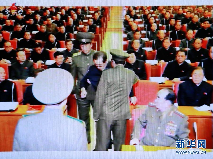 張成澤在12月8日勞動黨中央政治局?jǐn)U大會議現(xiàn)場被帶走。