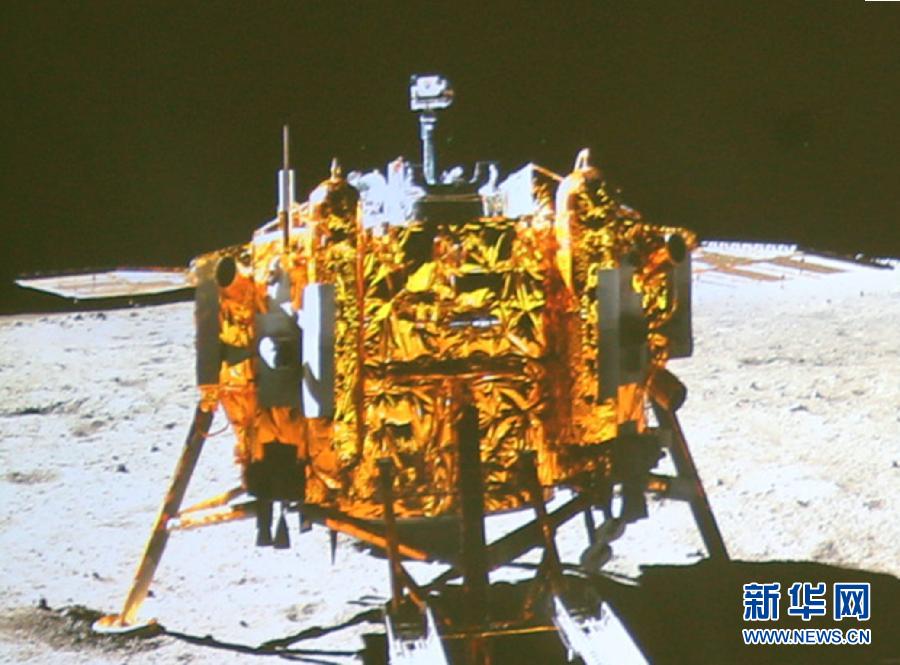 這是北京飛控中心大屏幕上顯示“玉兔”號月球車上的全景相機(jī)拍攝的嫦娥三號著陸器照片。