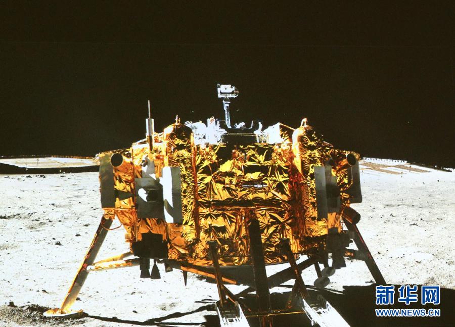這是北京飛控中心大屏幕上顯示“玉兔”號月球車上的全景相機(jī)拍攝的嫦娥三號著陸器照片。