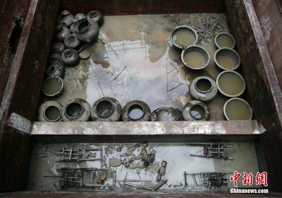 圖為漢墓群發(fā)掘現(xiàn)場出土了大量珍貴文物。