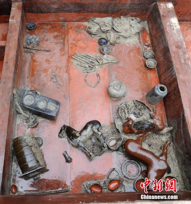 圖為出土漆器240余件，器形有耳杯、奩、幾、盤、盒、俑、馬等。