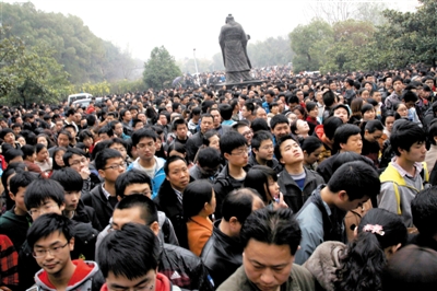 去年3月16日，武漢華中科技大學(xué)，“北約”、“華約”、“卓越”聯(lián)盟自主招生選拔考試湖北考點(diǎn)，考生等待進(jìn)場(chǎng)。 圖/CFP