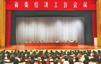 12月23日至24日，省委經濟工作會議在鄭州召開。記者郭宇攝