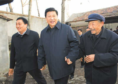 11月25日，習(xí)近平在地處沂蒙老區(qū)的臨沭縣曹莊鎮(zhèn)朱村，親切地拉著83歲的“老支前”王克昌的手。