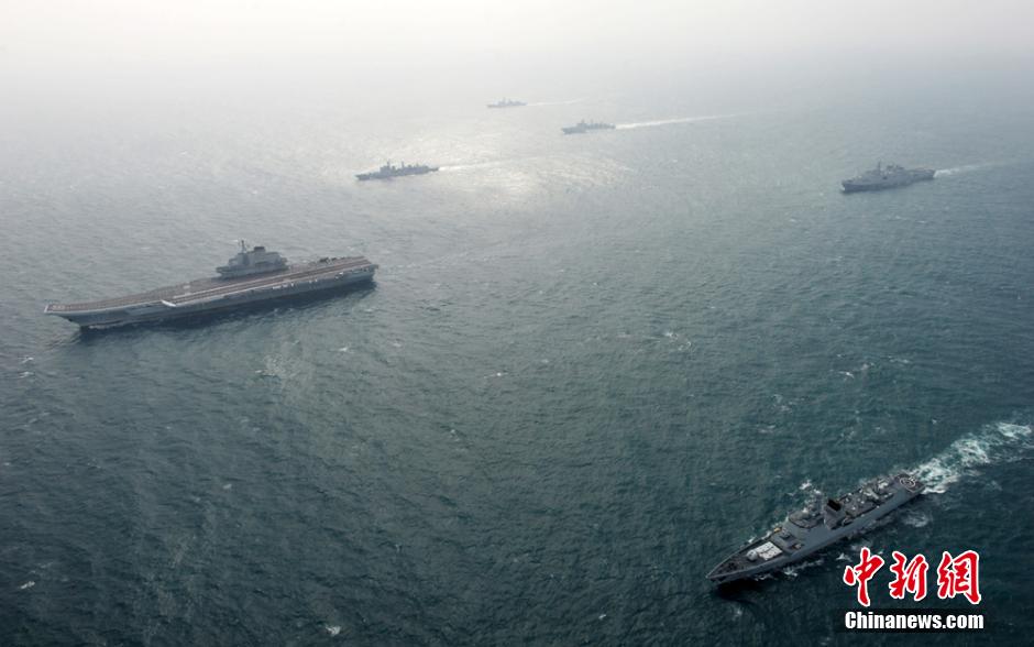 圖為遼寧艦與水面艦艇進行協(xié)同訓(xùn)練。中新社發(fā) 胡鍇冰 攝