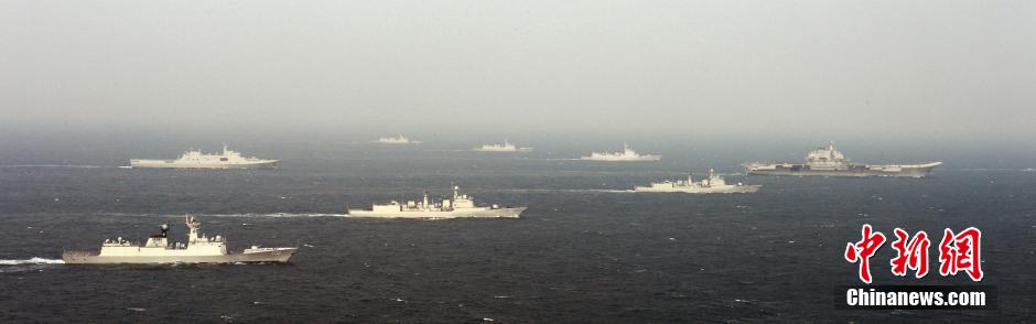 圖為遼寧艦與水面艦艇進行協(xié)同訓(xùn)練。中新社發(fā) 李靖 攝