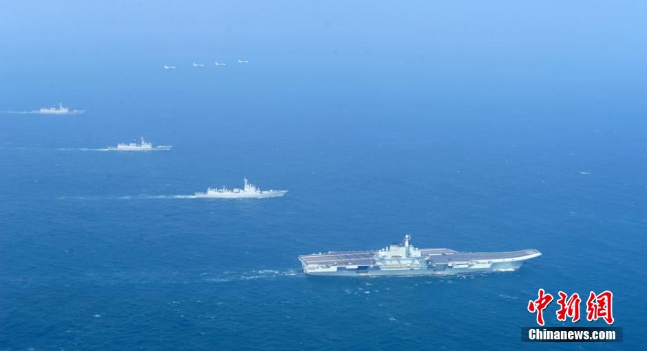 圖為遼寧艦與水面艦艇、飛機進行協(xié)同訓(xùn)練。中新社發(fā) 胡鍇冰 攝
