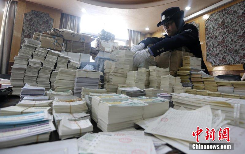 湖北省武漢市，民警清點大量非法制作的成品，半成品假票和制假工具。
