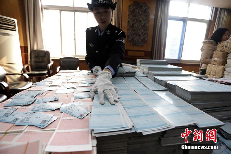 湖北省武漢市，民警清點大量非法制作的成品，半成品假票和制假工具。
