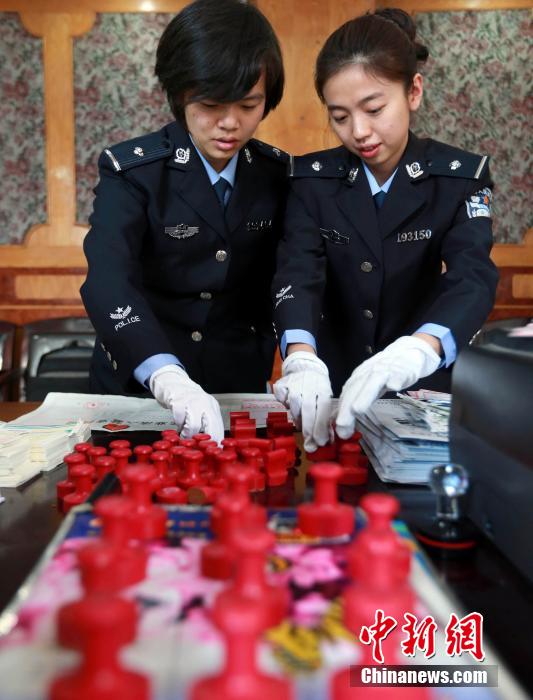 圖為清點查獲大量假火車票和制販工具。
