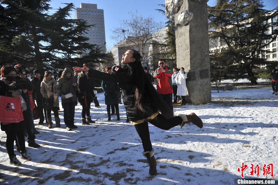 圖為來(lái)自東北的表演系考生雪地秀才藝。