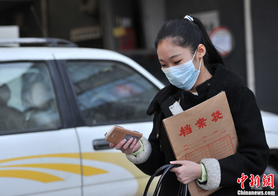 圖為表演系考生走出考場(chǎng)。