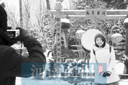 紫荊山公園里布置喜慶，引來不少游客合影留念。記者 楊東華/攝