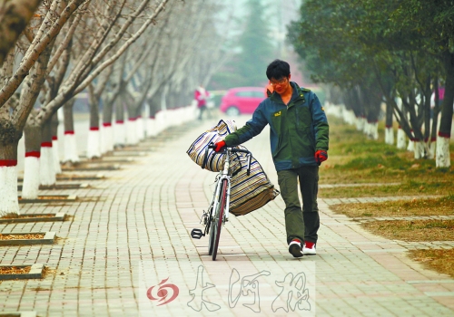 走在校園的小路上，帥氣的單車是我同伴，鼓鼓的行囊盛不下父母深深的惦念。