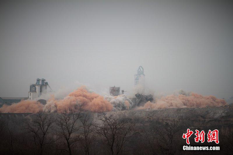 　2014年2月17日，石家莊市再次啟動壓減水泥過剩產(chǎn)能、治理大氣污染水泥企業(yè)集中爆破拆除行動。