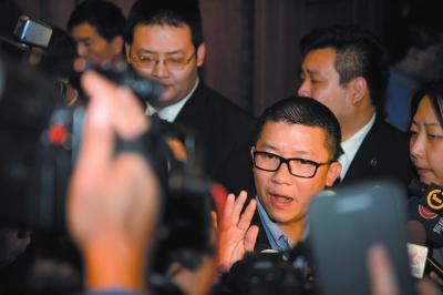 3月10日23時許，與馬航失聯(lián)航班部分乘客家屬乘坐同一航班的乘客在北京首都機(jī)場辦理值機(jī)手續(xù)。新華社