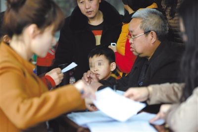 昨日，家長(zhǎng)為服用藥品的幼兒登記參加體檢。西安兩所幼兒園長(zhǎng)期給園內(nèi)幼兒集體服用“病毒靈”。