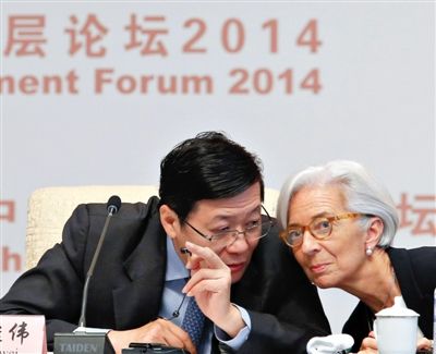 “中國發(fā)展高層論壇2014開幕式”上，國際貨幣基金組織總裁拉加德與中國財政部部長樓繼偉（左）討論。