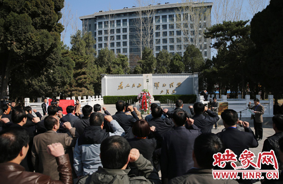在焦裕祿紀(jì)念館，參觀的人絡(luò)繹不絕，一批批來自全國各地的黨員干部前來學(xué)習(xí)焦裕祿事跡