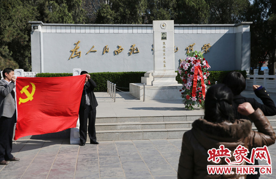 在焦裕祿紀(jì)念園，來自河南的黨員干部在焦陵前宣誓。