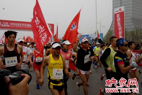 目前在鄭開大道上，一場角逐正在展開。