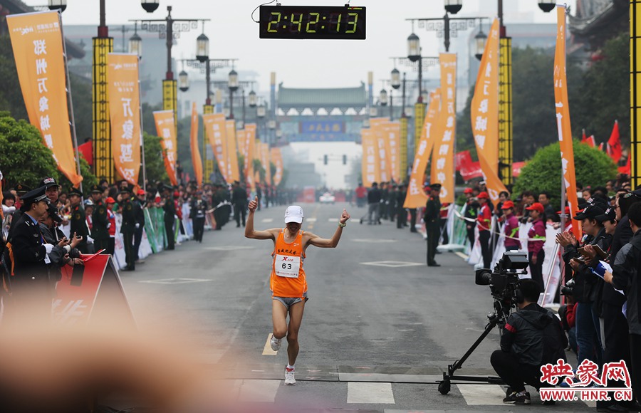 一名選手抵達終點后，高舉雙手慶祝。