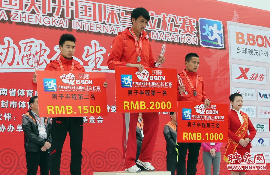男子半程前三名選手。