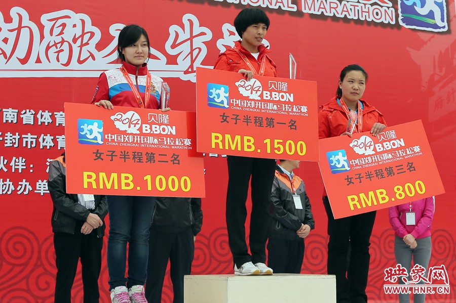 女子半程前三名選手。