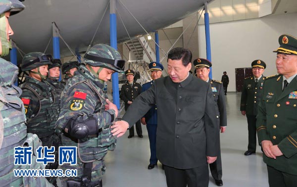 這是習近平同特戰(zhàn)隊員親切交談，詳細詢問他們的教學訓練和生活情況。