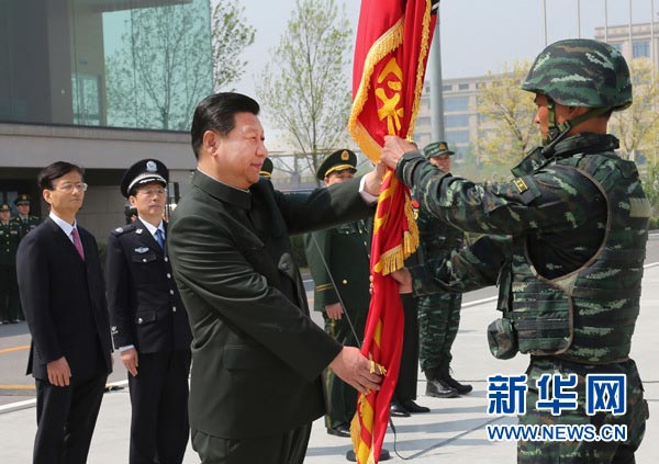 這是習近平將隊旗鄭重授予“獵鷹突擊隊”大隊長。