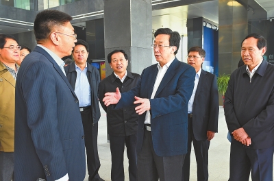 4月9日，省委書(shū)記、省人大常委會(huì)主任郭庚茂帶隊(duì)，在洛陽(yáng)高新技術(shù)產(chǎn)業(yè)集聚區(qū)內(nèi)觀(guān)摩考察。