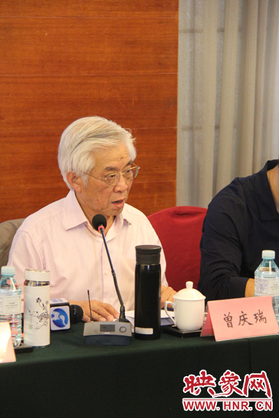 中國傳媒大學教授、博士生導師曾慶瑞正在發(fā)言