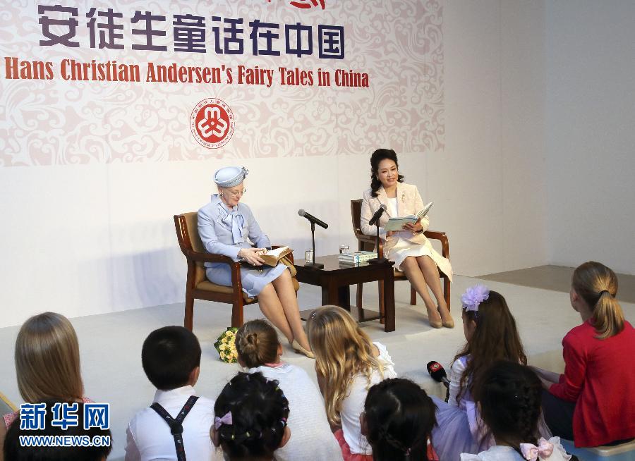 這是彭麗媛和瑪格麗特二世來到兩國孩子們當中，為孩子們朗讀安徒生童話《丑小鴨》選段。