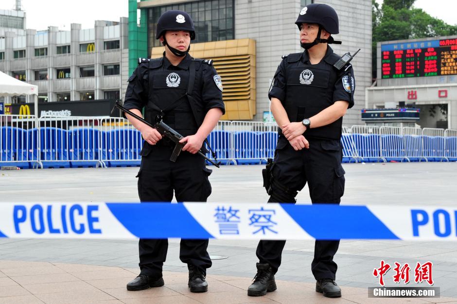圖為廣州特警在案發(fā)現(xiàn)場戒備。