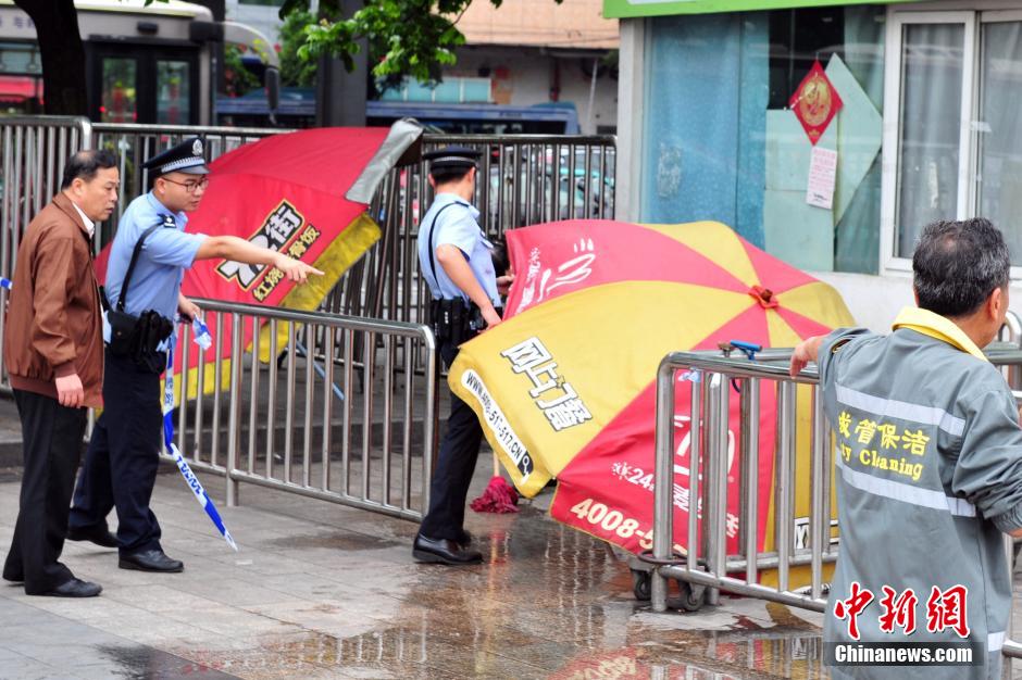 圖為警方在案發(fā)現(xiàn)場取證調(diào)查。