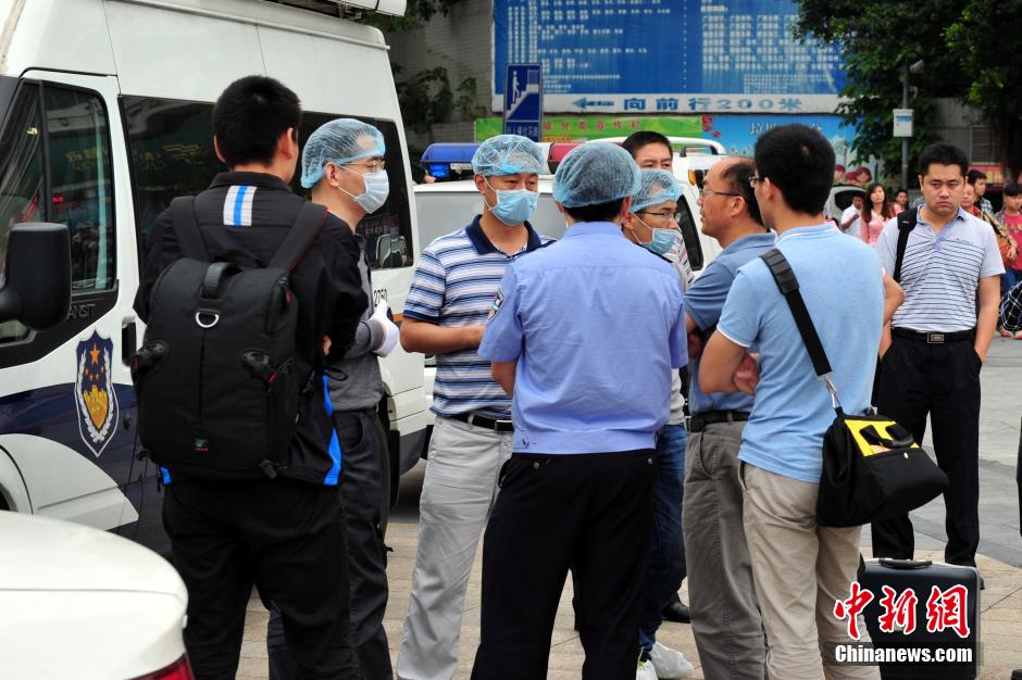 圖為警方在案發(fā)現(xiàn)場取證調(diào)查。