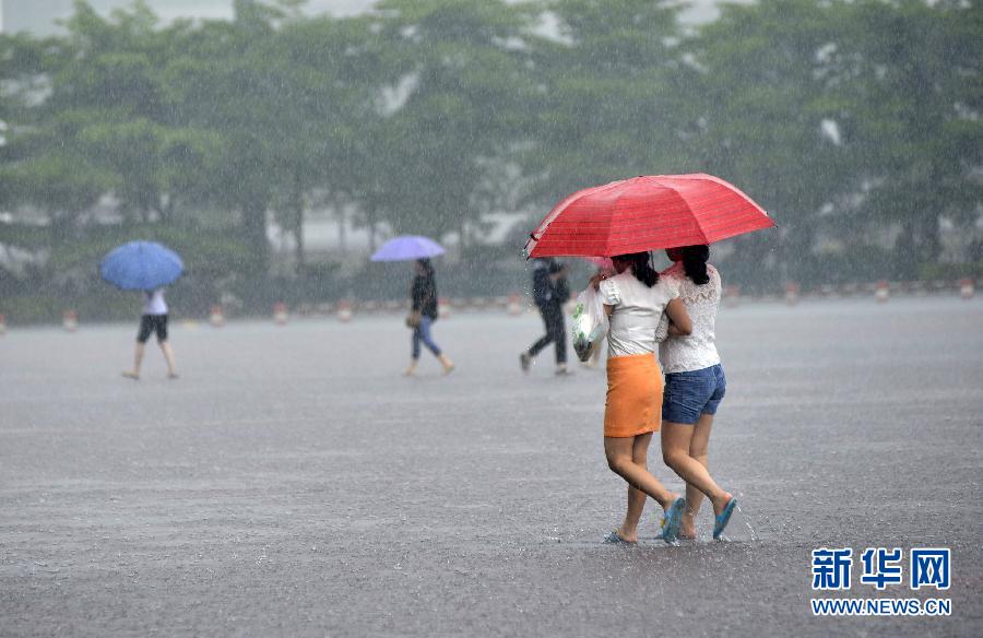 5月11日，市民在深圳梅林檢查站廣場冒雨出行。