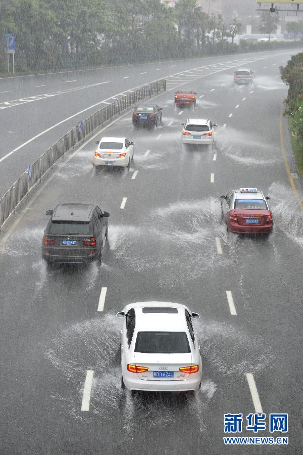 　5月11日，車輛在深圳街頭涉水前行。