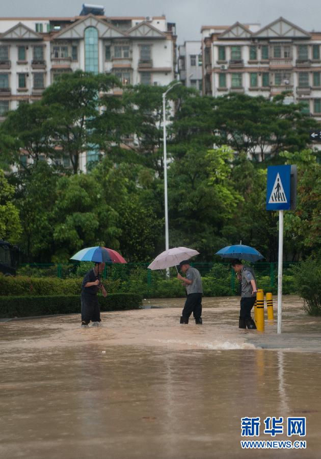 5月11日，人們在深圳西麗涉水行走。