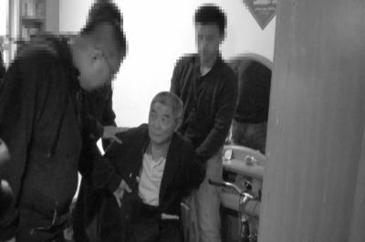　向南夫被警方抓獲。