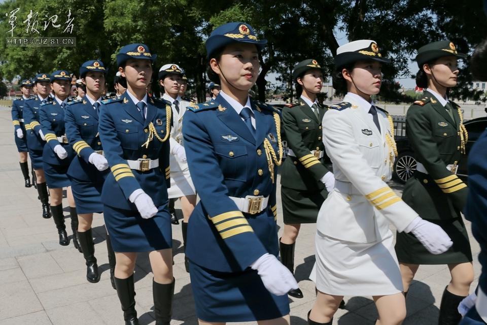 解放軍首批女儀仗兵亮相，90%以上擁有大專以上學(xué)歷，平均身高1.72米。圖為女兵儀仗隊(duì)。