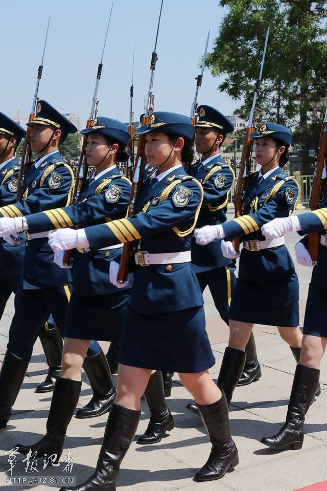 　解放軍首批女儀仗兵亮相，90%以上擁有大專以上學(xué)歷，平均身高1.72米。圖為女兵儀仗隊(duì)。