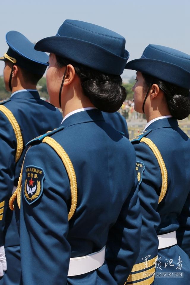 解放軍首批女儀仗兵亮相，90%以上擁有大專以上學(xué)歷，平均身高1.72米。圖為女兵儀仗隊(duì)。