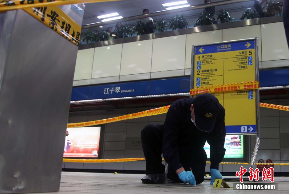 圖為新北市警察在現(xiàn)場勘查。中新社發(fā) 劉舒凌 攝