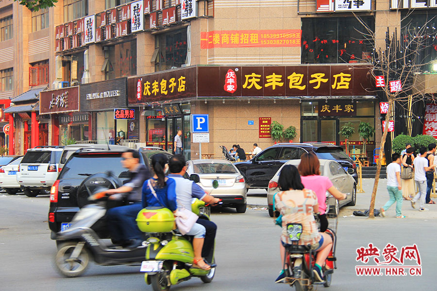 “慶豐包子店”位于路口拐角處,人流量車流量很大,堪稱黃金位置。